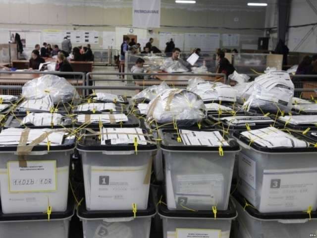KQZ pezullon tenderin për bartjen e materialit votues jashtë vendit, rritet rreziku për votat e diasporës