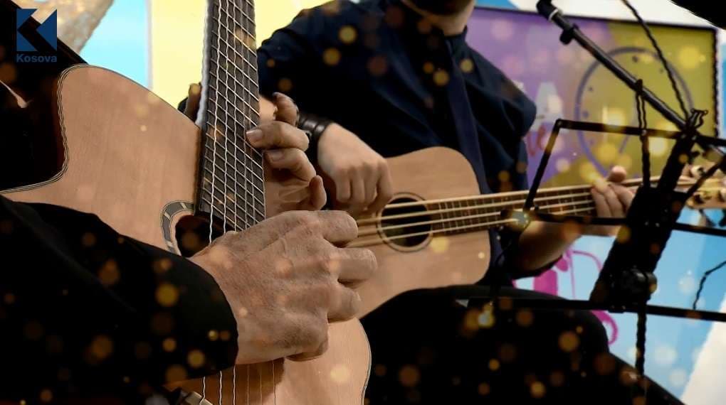 Mëngjesi festiv në Klan Kosova nisi me këngën "Supergirl" (VIDEO)