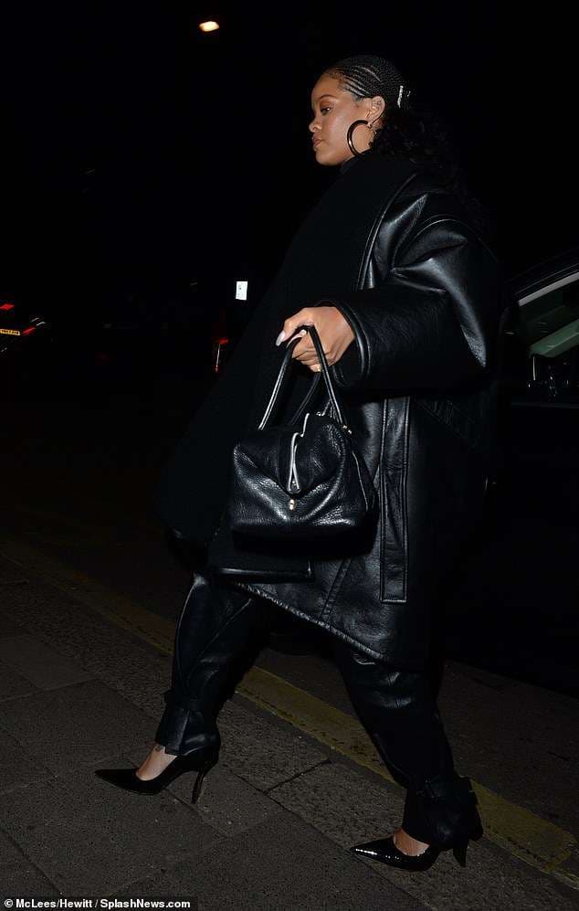 Rihanna i përshtatet motit britanik