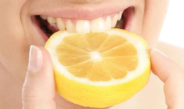 Zbardhni dhëmbët me këtë recetë me limon