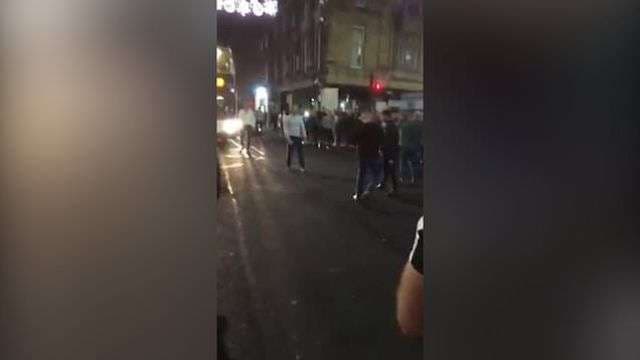 Kërcasin boksat në rrugët e Britanisë pas meçit Joshua-Ruiz (VIDEO)