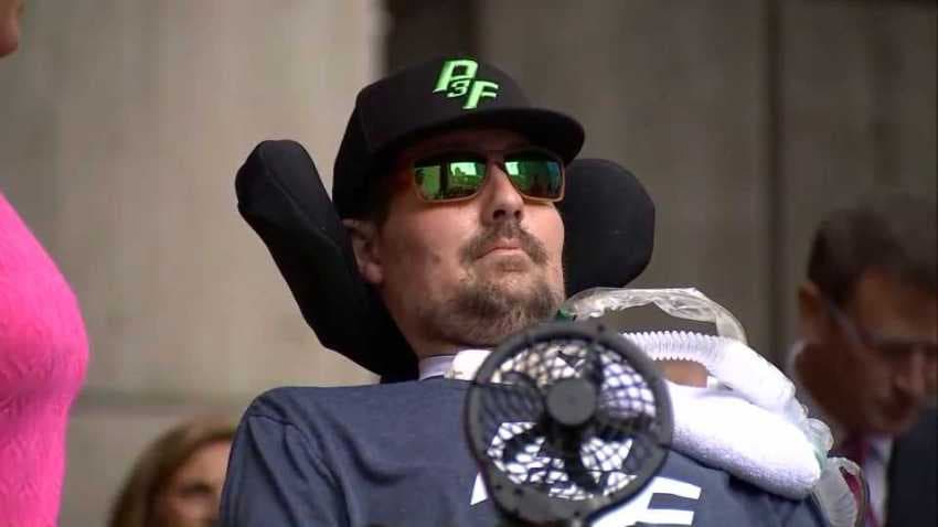 Vdes Pete Frates, njeriu që ishte inspirim për Ice Bucket Challenge (VIDEO)