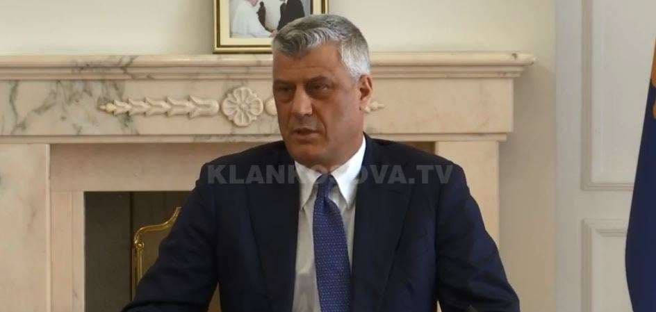 Thaçi “zbutet” për fundvit (VIDEO)