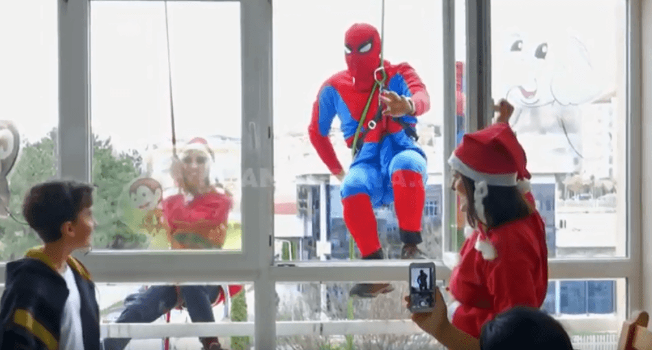 Superheronjtë shpërndajnë dhurata (VIDEO)