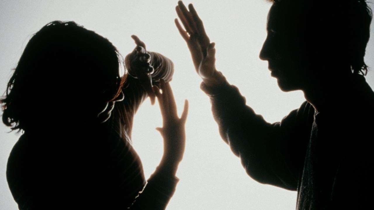 Pejani kanos verbalisht gruan e tij, tenton ta sulmoj