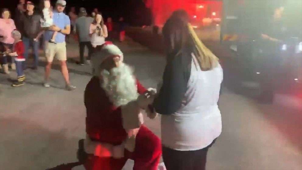 Maskohet si babadimër dhe i propozon martesë të dashurës (VIDEO)
