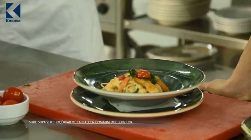 Shpageti e shoqëruar me karkaleca, borzilok dhe tomatini