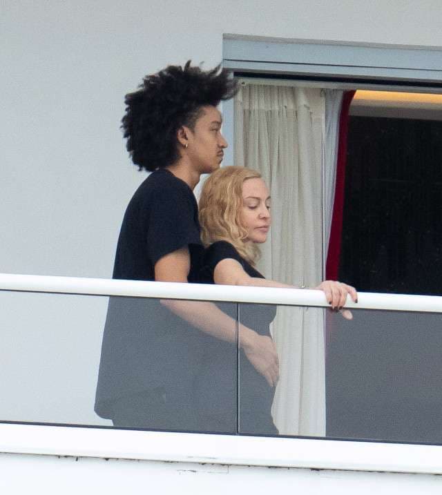 Madonna në përqafimin e një 25 vjeçari