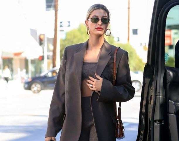 Hailey Baldwin kopjon Katie Holmes, del në rrugë me sutjena