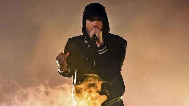 Eminem kryeson dy lista me albumin e fundit