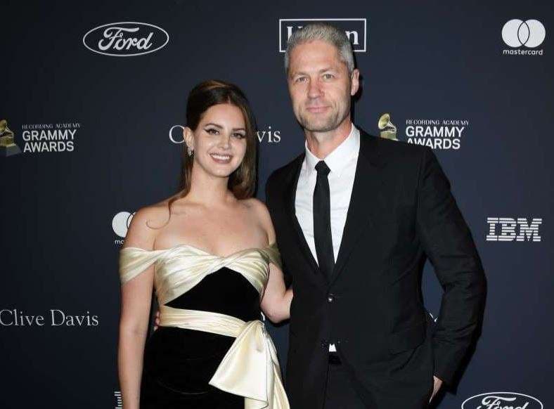 Lana Del Rey e merr të dashurin në tapetin e kuq të Grammys
