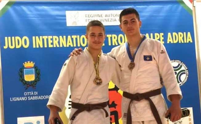 Dy xhudistë kosovarë fitojnë medalje në Itali