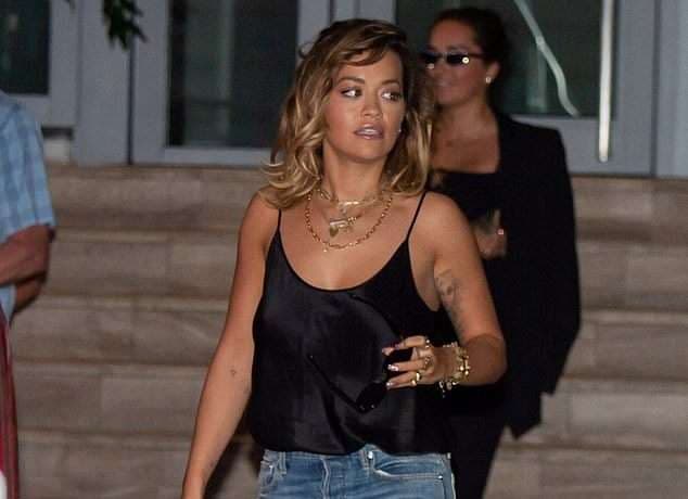 Rita Ora shfaqet plot stil në Miami (FOTO)