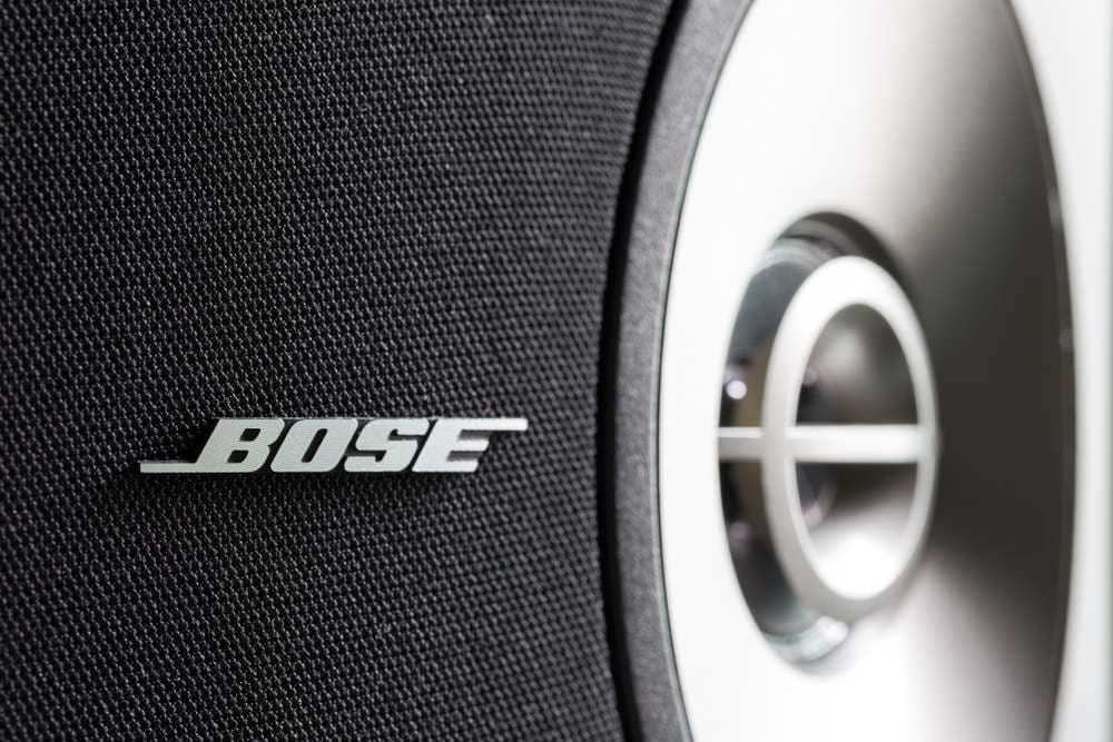 Bose mbyll 119 dyqane, përqendrohet në shitjet online