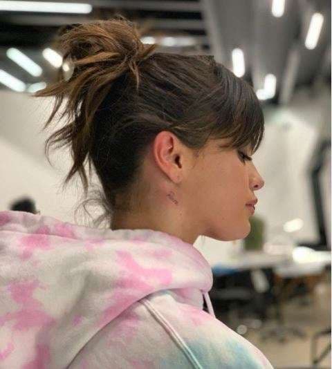 Selena Gomez bën tatuazh emrin e albumit më të ri