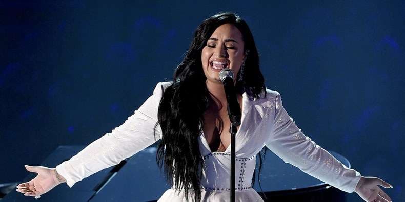 Demi Lovato rikthehet fuqishëm me performancë në Grammys (VIDEO)