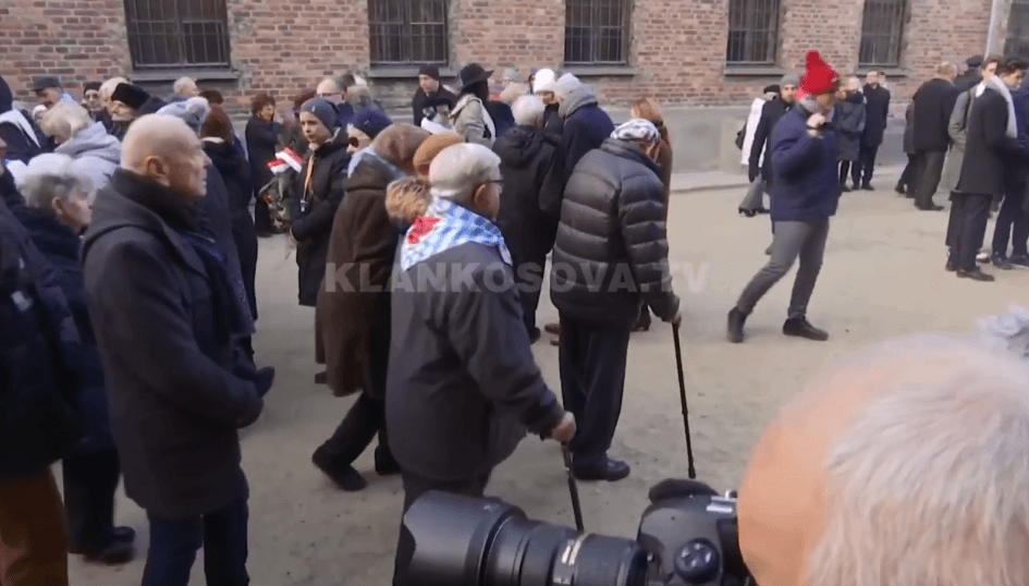 Të mbijetuarit vizitojnë Aushvicin (VIDEO)