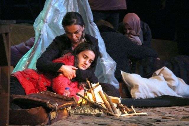 “Bryma e Vdekjes” solli në Teatrin e Gjilanit kujtimet rrëqethëse nga kampi i Bllacës