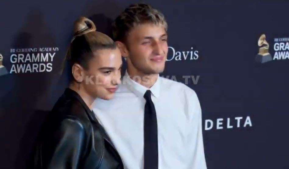 Dua shkëlqen bashkë me të dashurin në ndejën për Grammy (VIDEO)