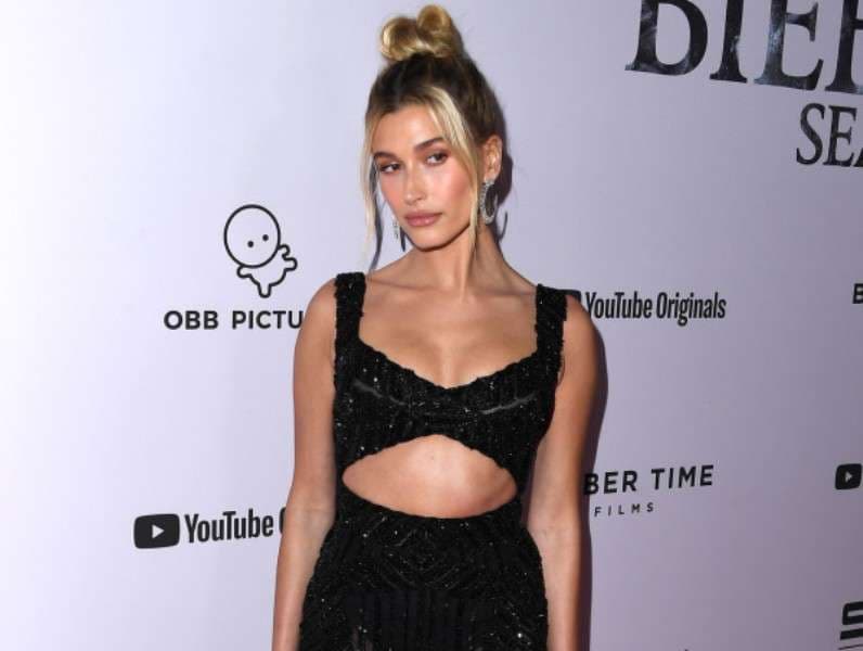 Hailey Baldwin me fustan seksi në premierën e dokumentarit për Justin Bieber