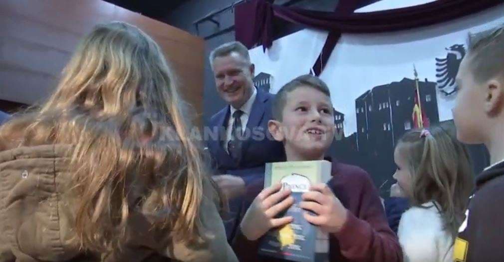 Hoti shpërndan libra në Gjakovë (VIDEO)