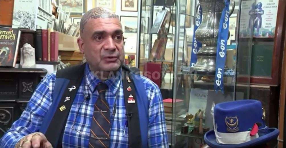 Twitter ndihmoi në shitjen e librave (VIDEO)