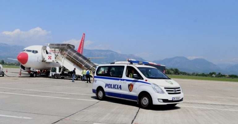 Kërkohej si pjesë e një grupi kriminal droge, kapet në Rinas 32 vjeçari nga Maqedonia e Veriut