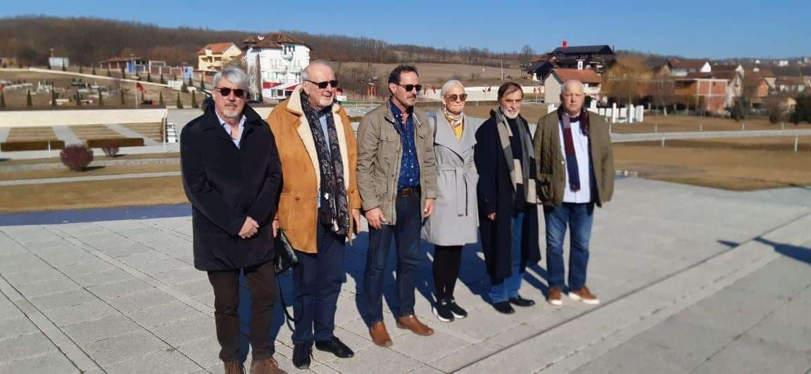 Serbi bën homazhe tek memoriali “Adem Jashari" në Prekaz (FOTO)