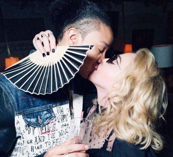 Madonna puth me plot pasion të dashurin 25 vjeçar