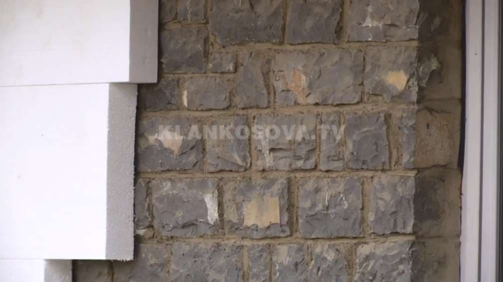 Gurët e Fakultetit të Arteve po mbulohen me fasadë (VIDEO)