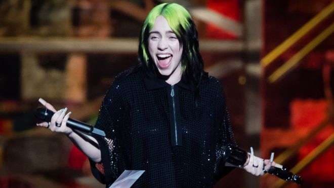 Billie Eilish s'ka të ndalur, vazhdojnë sukseset me këngën e James Bond (VIDEO)