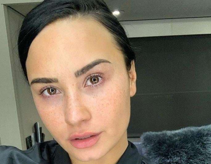 Demi Lovato guxon, poston fotografi pa grim