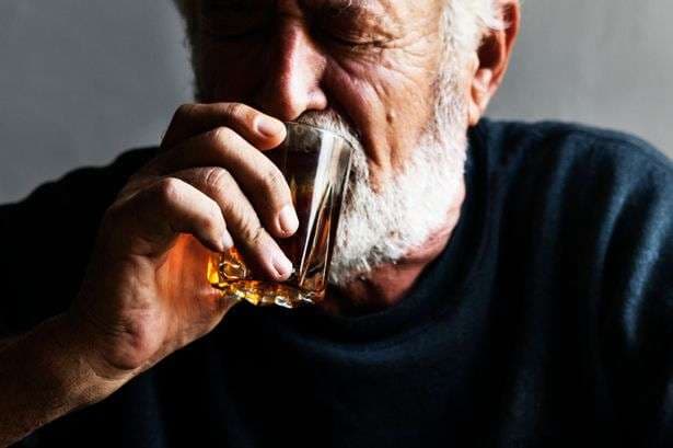 Alkooli më pak i dëmshëm për personat mbi 50 vjeç