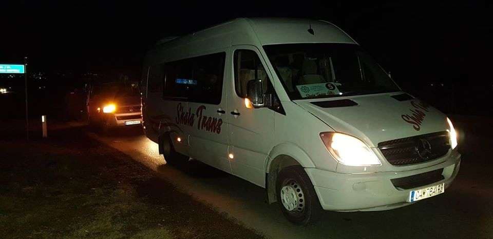 Sulmohet me gurë autobusi i KB Bashkimit