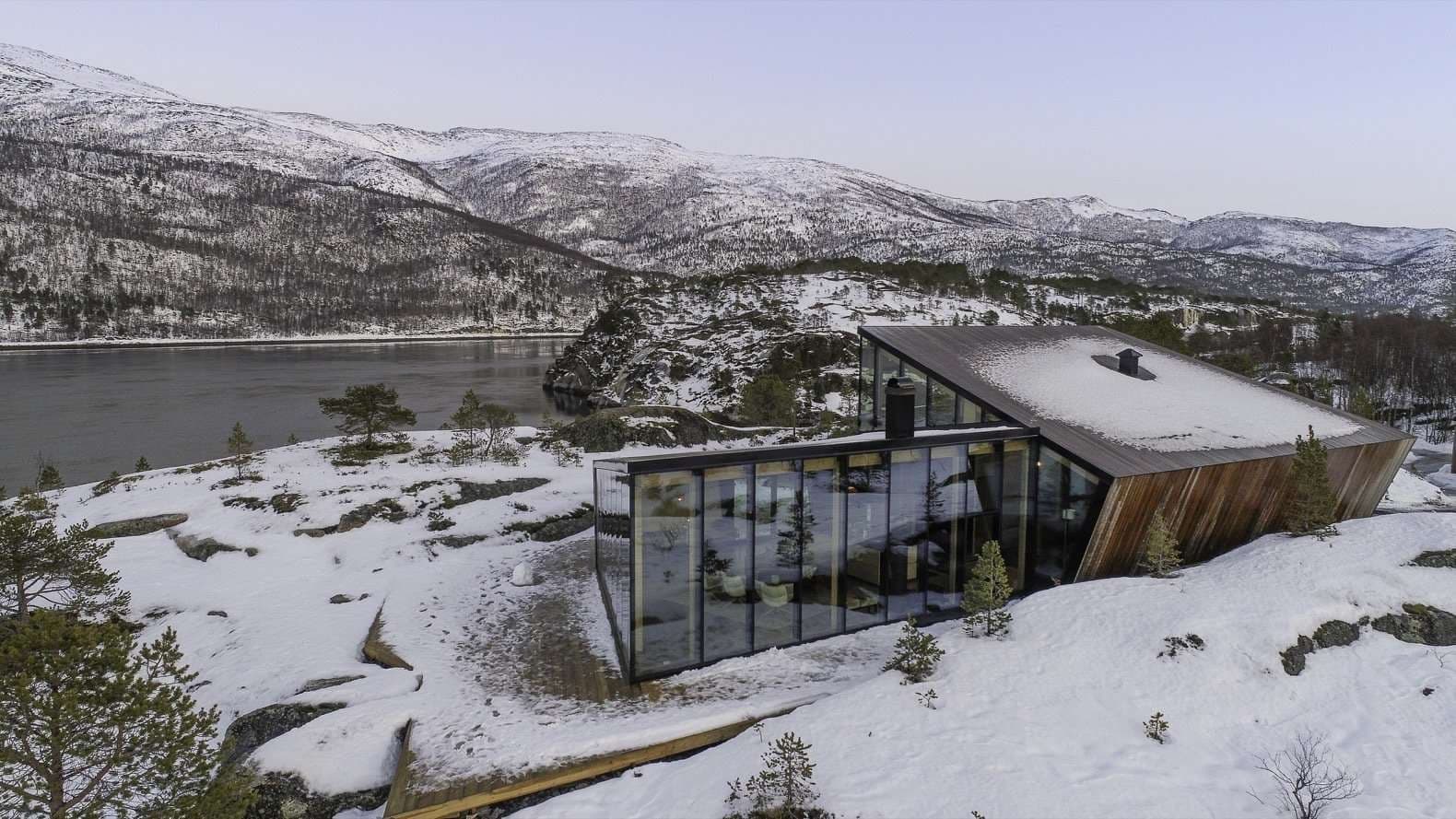 Shtëpia e qelqtë në fjordin norvegjez (FOTO)