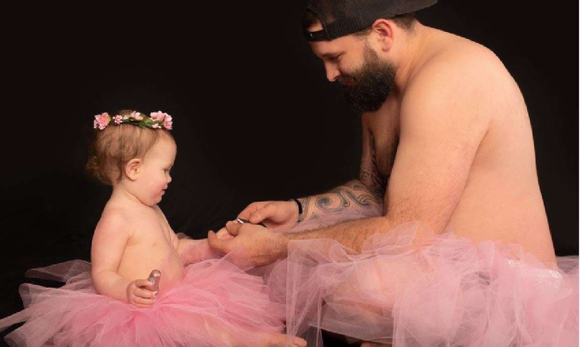 Babai dhe vajza veshin minifunde të njëjta për fotosesion
