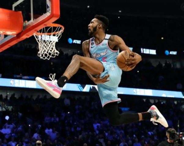 Derrick Jones fitoi garën e ngulitjeve në NBA (VIDEO)