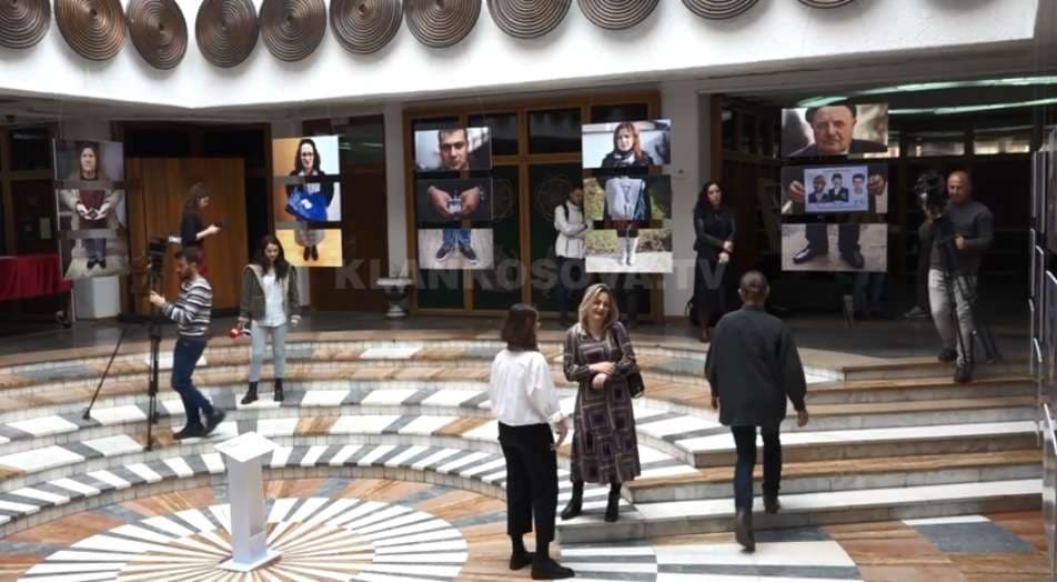 Hapet ekspozita me fotografi të të pagjeturve (VIDEO)