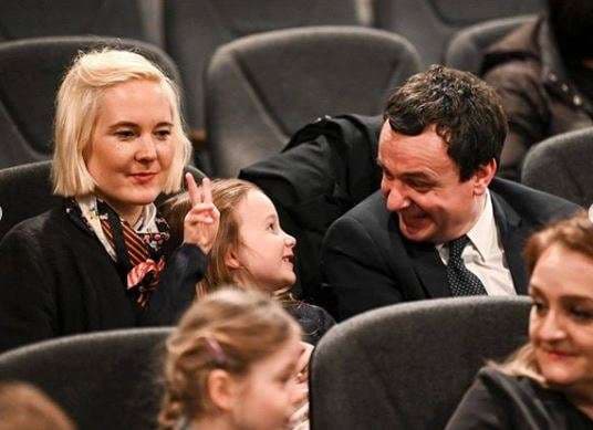 Vajza e dërgon Kurtin në “Botën e Çudirave” (FOTO)