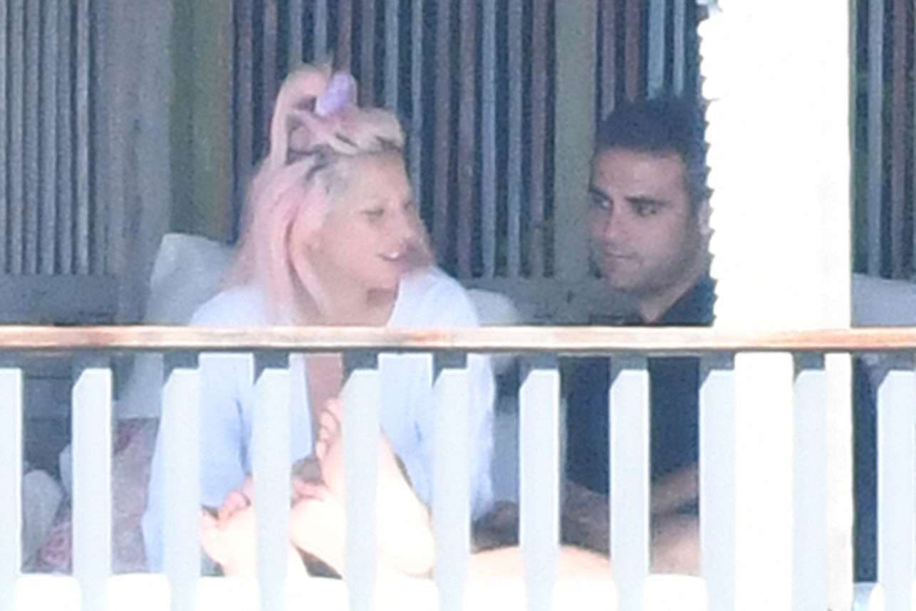 Lady Gaga shihet me një burrë misterioz në ballkonin e një hoteli