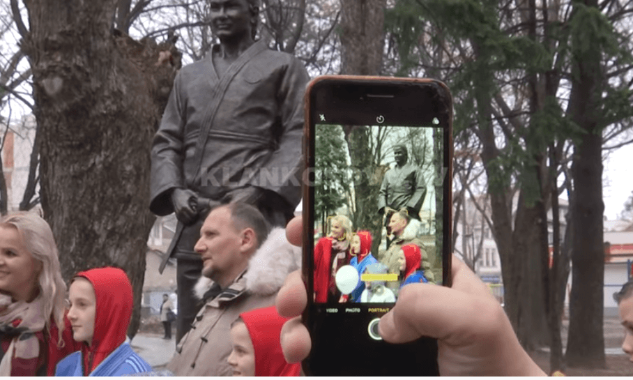 Majlinda Kelmendi nga sot qëndron e ngritur në shtatore në Pejë (VIDEO)