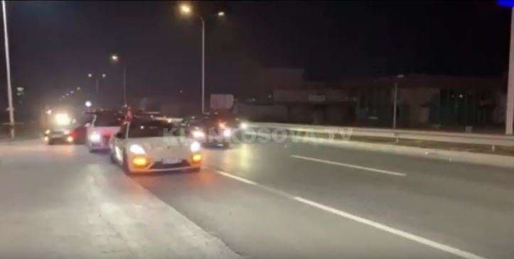 Festë e qytetarëve me vetura në Prishtinë për Pavarësi (VIDEO)