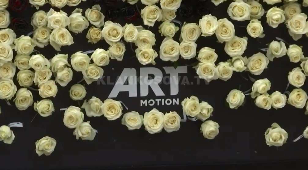 Art Motion befason gratë me dhurata (VIDEO)