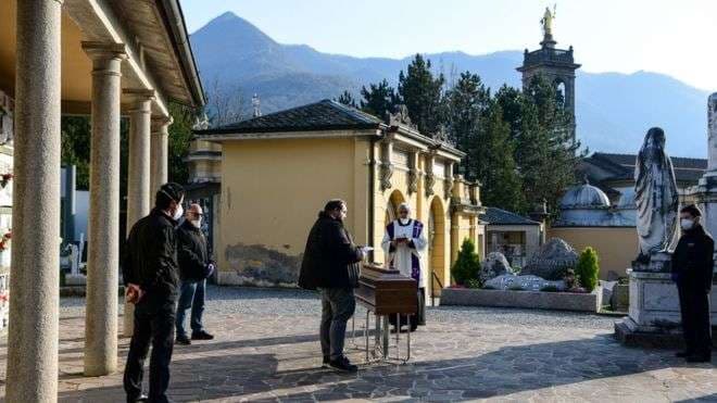 Vdes prifti italian që respiratorin e tij ia dhuroi një djali më të ri