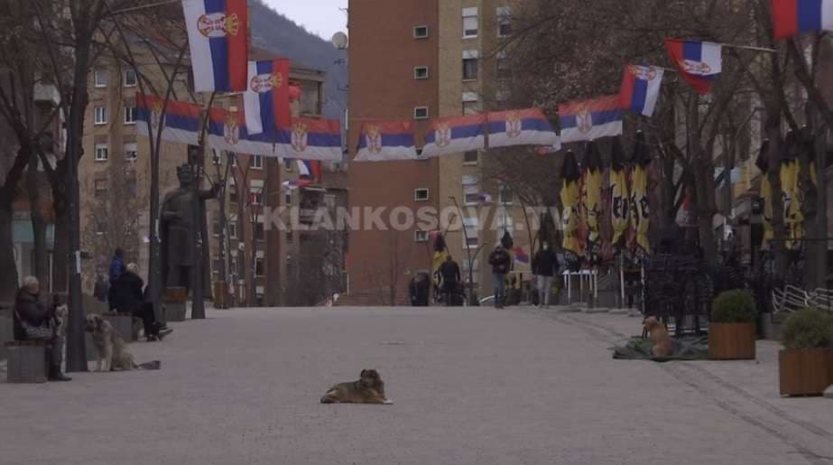 Serbët e Veriut respektojnë orën policore të Beogradit (VIDEO)