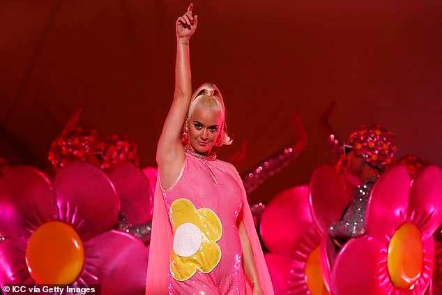 Katy Perry dëshiron të bëhet me vajzë