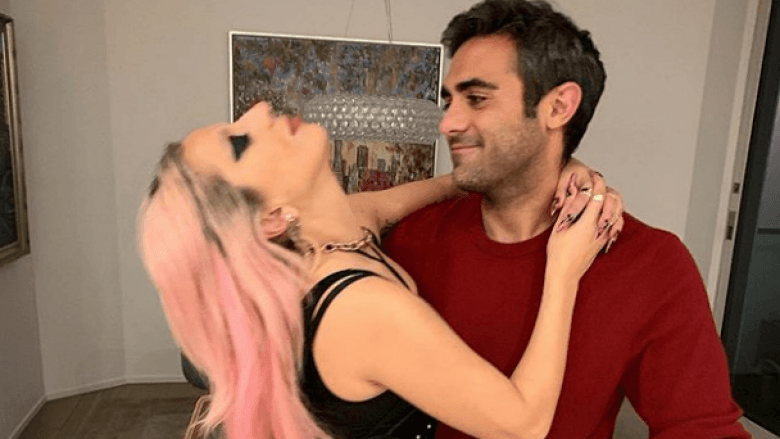 Lady Gaga vetizolohet me të dashurin e saj (FOTO)