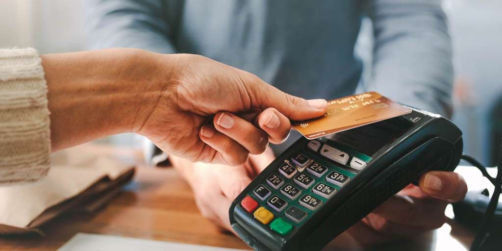 Këshillon mjeku britanik, pastroni kartat bankare