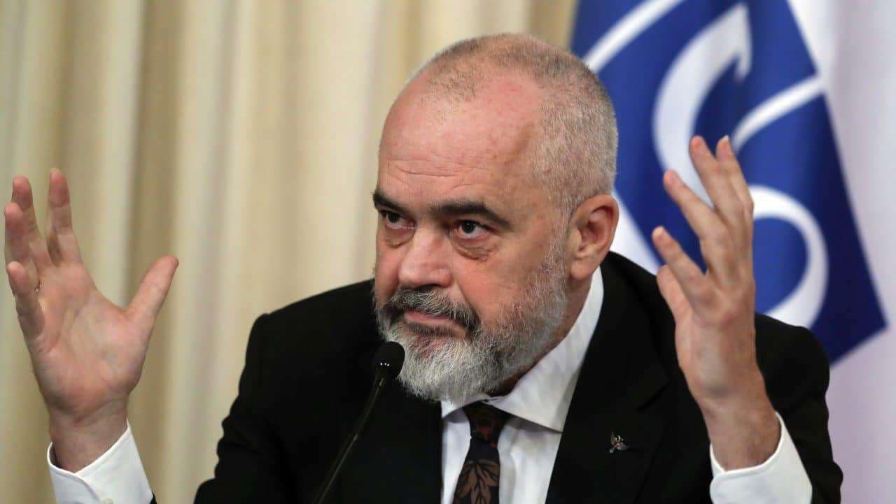 Masat të reja në Shqipëri: Nga e hëna vetëm një person nga familja mund të dalë