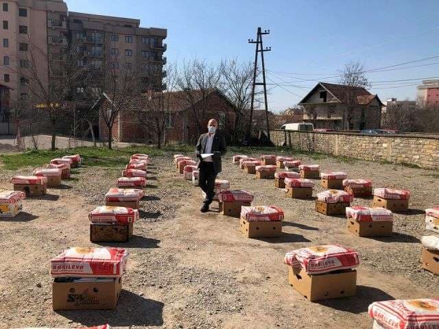 Klina në karantinë - Halil Kastrati iu del në ndihmë 50 familjeve nevojtare
